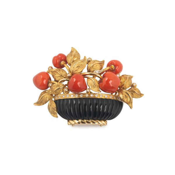 CARVED CORAL BROOCH IN 18KT YELLOW GOLD