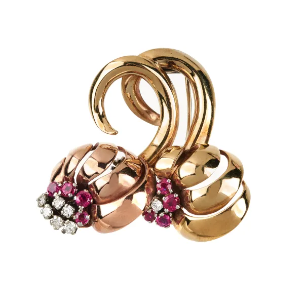 



RUBY AND DIAMOND FLORAL BROOCH IN 18KT THREE COLOUR GOLD 