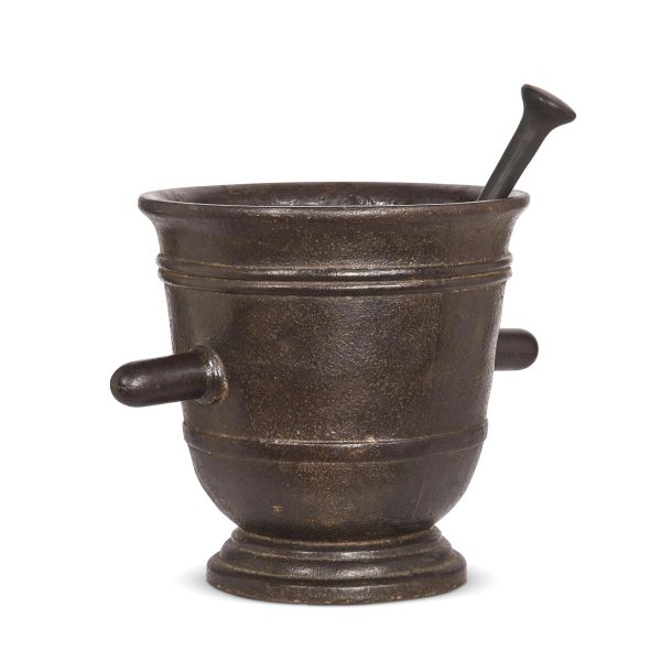 



A CENTRAL ITALY LARGE MORTAR, 18TH CENTURY