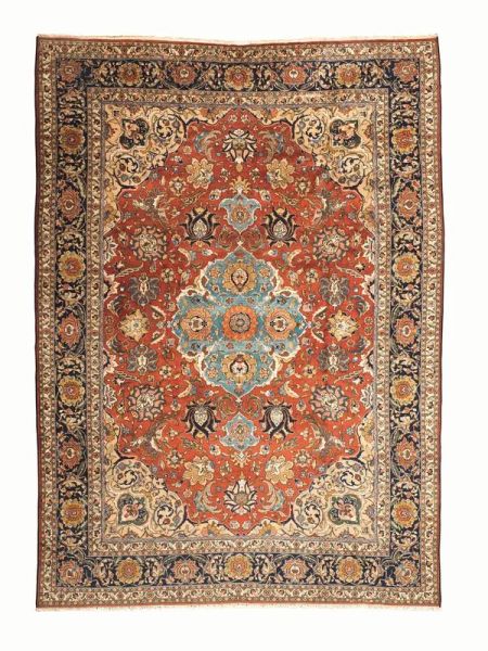  Tappeto Tabriz persiano, sec. XIX,  fondo rosso mattone con medaglione azzurro, nel campo fiori stilizzati multicolore, bordura blu con borchie avana e rosa, cm 430x310
