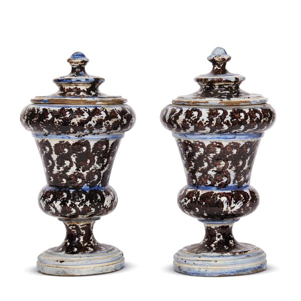 A PAIR OF CENTRAL ITALY VASES WITH LID, EARLY 18TH CENTURY