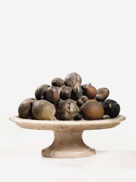  Alzata, fine sec. XIX, in alabastro con frutta realisticamente modellata,   