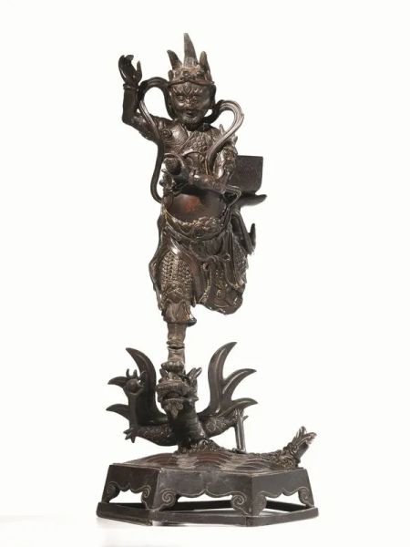 Scultura Cina, dinastia Ming sec. XVI, in bronzo raffigurante personaggio letterario poggiante su un drago che esce dalle acque , alt. cm 47, danni