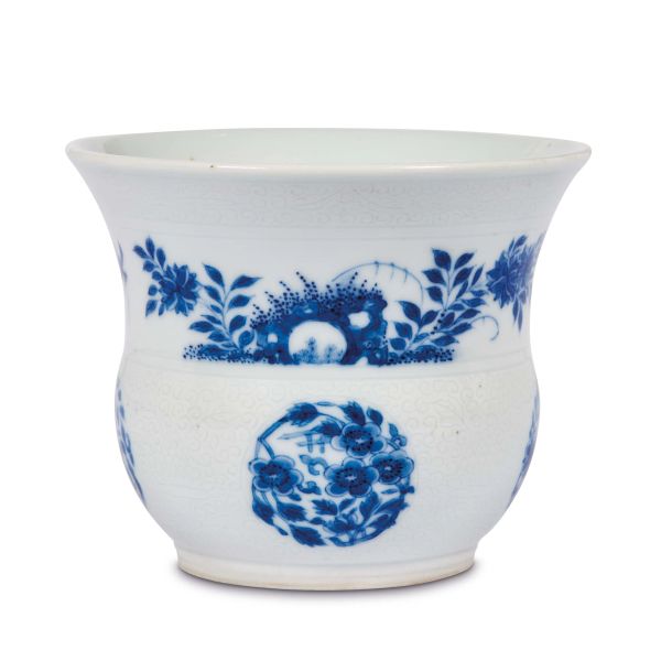 



A SMALL, FLARED-RIM VASE, CHINA, QING DYNASTY, 17TH CENTURY