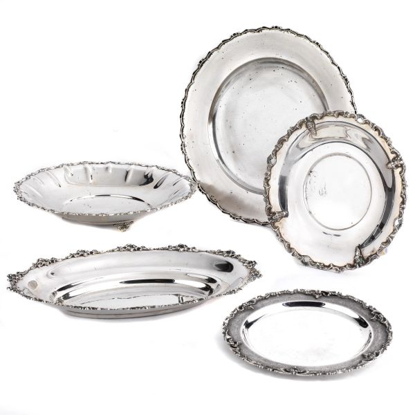 A SILVER STAND, TWO SILVER TRAYS AND TWO SILVER PLATES, 20TH CENTURY