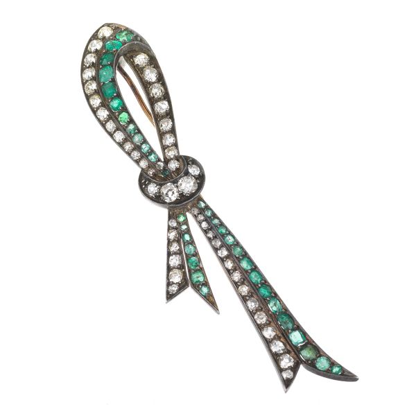 DIAMOND AND EMERALD RIBBON BROOCH IN SILVER AND GOLD