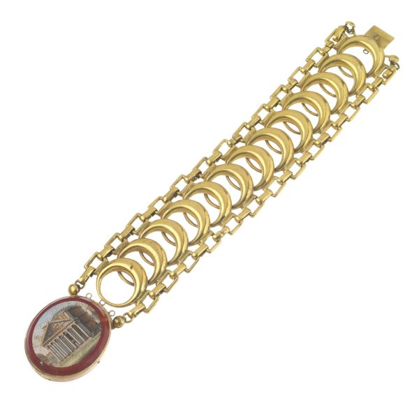 ARCHAEOLOGICAL STYLE BRACELET IN GOLD WITH A MICROMOSAIC