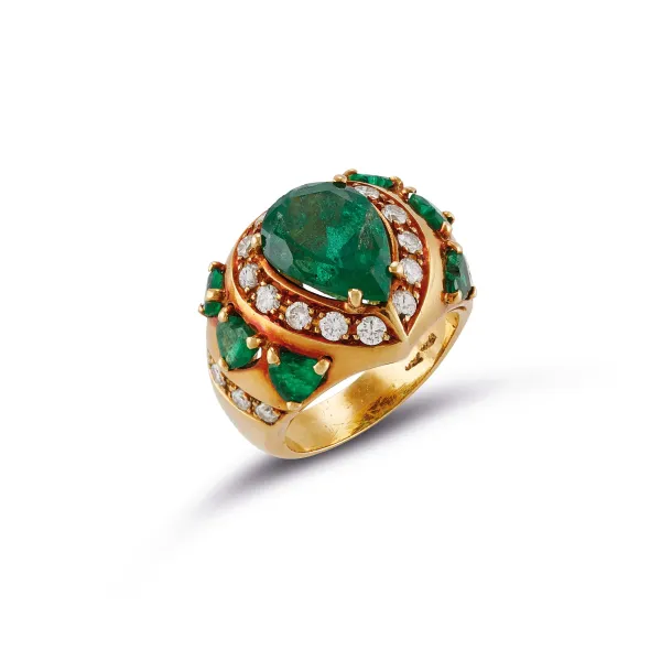 



EMERALD AND DIAMOND RING IN 18KT YELLOW GOLD