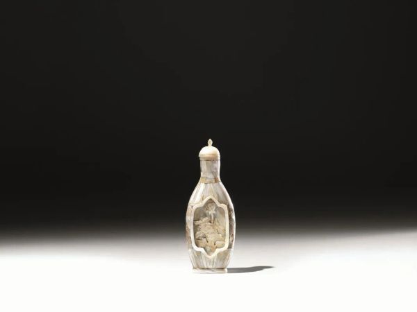  Snuff bottles, Cina sec. XIX-XX,  in madreperla dalla forma oblunga intagliata con decori floreali entro riserve sagomate, alt. cm 9 