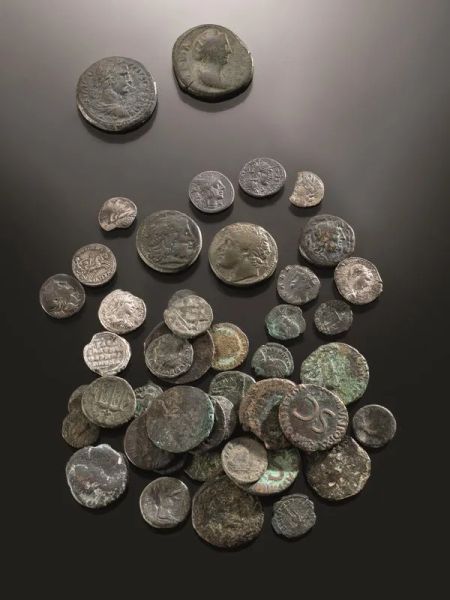   Cinquanta monete in argento, piombo, mistura e un sigillo plumbeo bizantino  