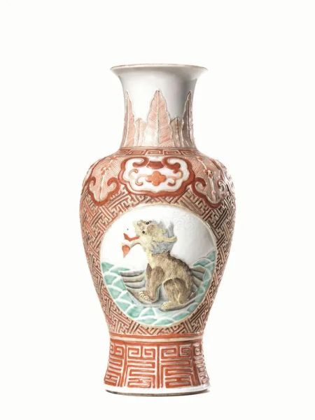 Vaso Cina sec. XIX-XX, in porcellana con decori di animali fantastici a rilievo, alt. cm 33