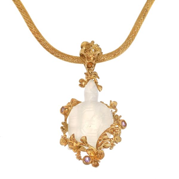 



NECKLACE WITH A CHALCEDONY PENDANT IN 18KT YELLOW GOLD