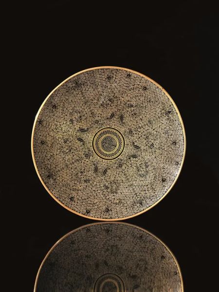  Piccolo piatto, Giappone, sec. XIX -XX,  in metallo cloisonnÃ© decorato con fiori e piccole spirali, diam. cm 20,5 