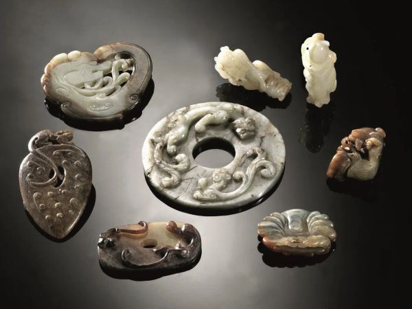  Otto oggetti in giada e pietra dura Cina epoche differenti , misure varie