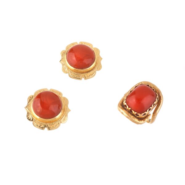 CORAL EARRINGS AND RING IN 18KT YELLOW GOLD