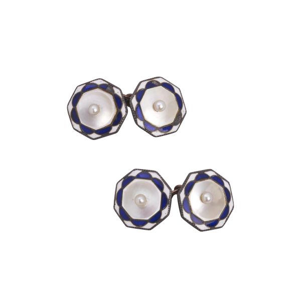 



PEARL CUFFLINKS IN METAL