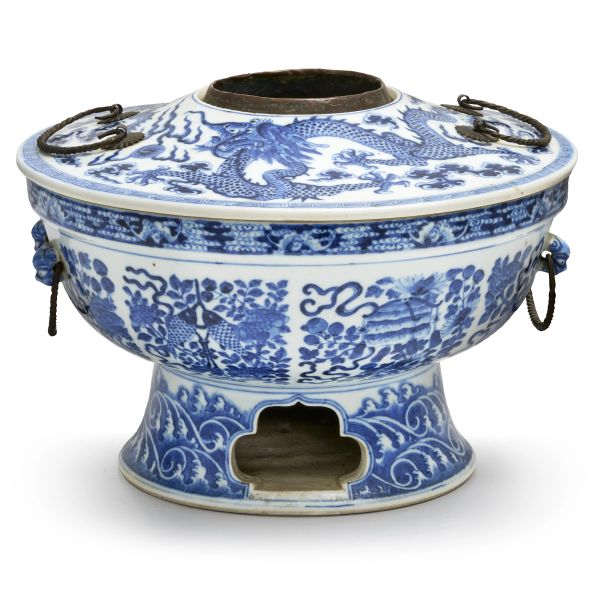 



A BLUE AND WHITE PORCELAIN CENSER WITH COVER, CHINA, QING DYNASTY, 19TH CENTURY