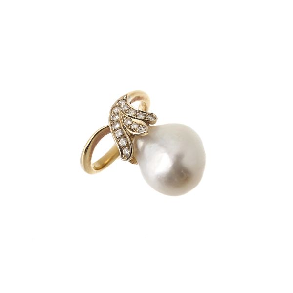 



ANELLO CON PERLA SOUTH SEA E DIAMANTI