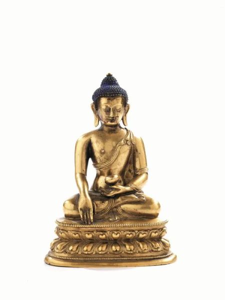  Scultura Cino-tibetana sec. XVIII,  in bronzo dorato raffigurante Buddha assiso su base a doppio fior di loto, la mano destra in bhumisparsa mudra, e la mano destra reggente la coppa dell'elemosina, alt. cm 17