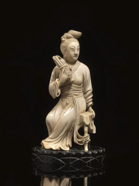 Figura femminile, Cina sec. XIX, in avorio, seduta su uno sgabello, base in legno, alt. cm 15