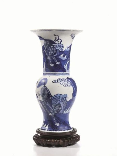 Vaso, Cina fine dinastia Qing, in porcellana bianca e blu, la forma a coda di fenice e decorato a motivo di animali fantastici, alt. cm 45, con base in legno