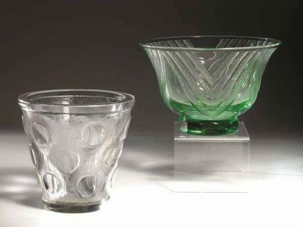  Coppa e vaso, Daum Nancy France, 1935 circa,  in vetro massiccio rispettivamente color verde acqua e trasparente lavorati all'acido a motivi di bolle e geometrici, alt. cm 20 e 18, firmati (2)                                      