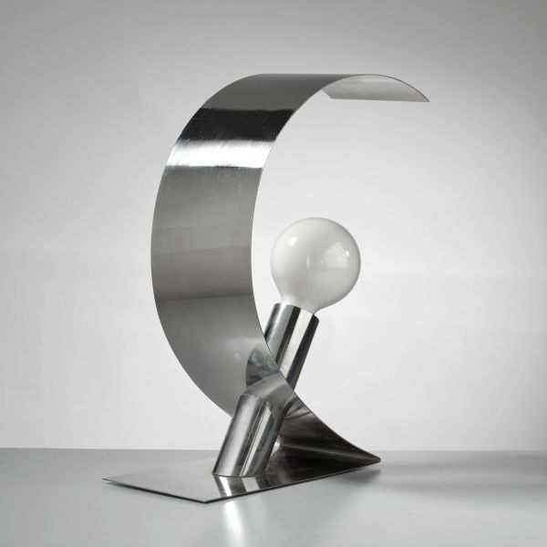 



METAL TABLE LAMP