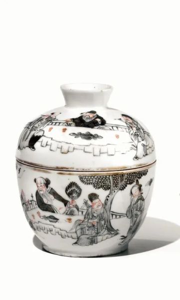  Vasetto con coperchio, Cina, periodo repubblicano , in porcellana decorato con figure alt. cm 12,5, usure