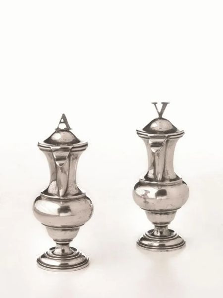 Coppia di ampolle da messa, Vienna, 1864, in argento, corpo a balaustro su base circolare, prese dei coperchi modellati rispettivamente come una A ed una V, alt. cm 15, g 254 (2)