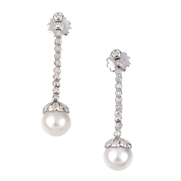 PAIR OF LONG PEARL AND DIAMOND DROP EARRINGS IN 18KT WHITE GOLD