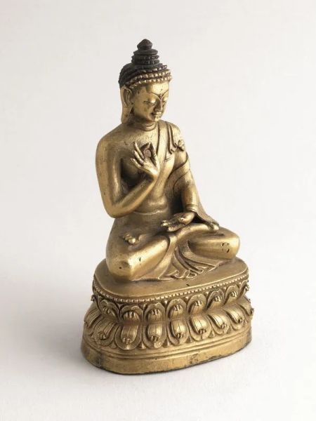  Figura, Cino-tibetana, sec. XVII,  in bronzo dorato, raffigurante il Buddha assiso, le mani in vitarka mudra, alt. cm 16