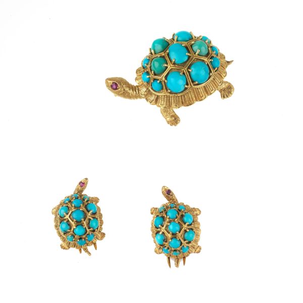 TURQUOISE TURTLE-SHAPED BROOCH AND CLIPS IN 18KT YELLOW GOLD