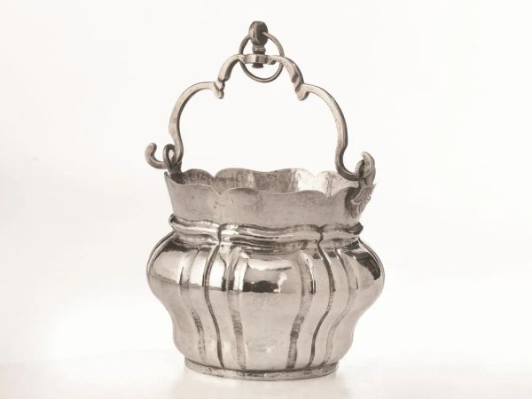 Secchiello per acqua santa, fine sec. XIX, in argento sbalzato a costolonature, alt. cm 12, g 590