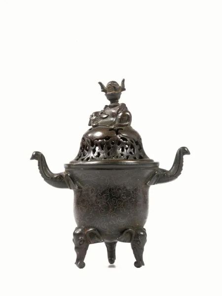 Piccolo incensiere tripode, Cina, sec.XIX, in bronzo ageminato in argento, piedi e teste di elefante, coperchio traforato, e sormontato da figura di elefante accucciato, alt. cm 13