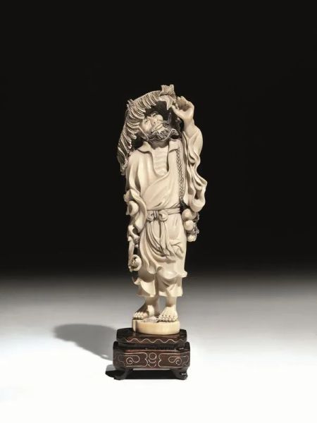  Sculturina in avorio Cina sec. XIX - XX,  in avorio raffigurante viandante, stante con