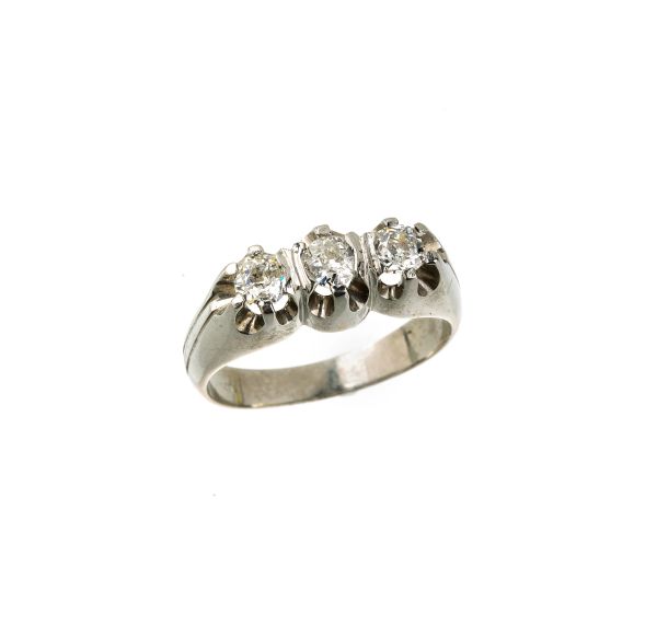 



ANELLO TRINITY CON DIAMANTI