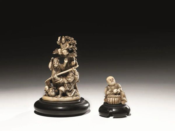 Un netsuke e un okimono, Giappone periodo Meiji, in avorio, uno raffigurante un'intagliatore a lavoro, alt. cm 3, l'altro raffigurante guerrieri in un paesaggio, alt. cm 8,5 (2)