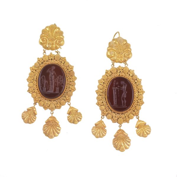 ARCHAEOLOGICAL STYLE HARD STONE CHANDELIER EARRINGS IN 18KT YELLOW GOLD