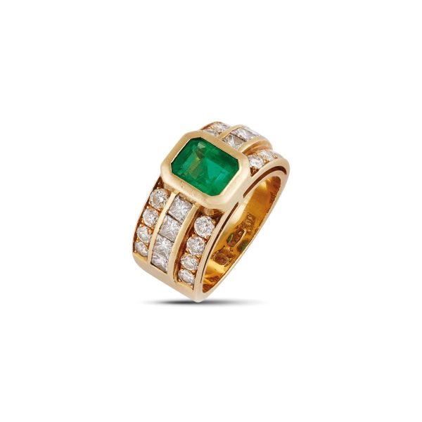 



EMERALD AND DIAMOND BAND RING IN 18KT YELLOW GOLD