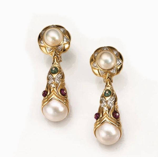  Parure in oro giallo, oro bianco, perle mabÃ¨, smeraldi, rubini e diamanti composta da un paio di orecchini pendenti, spilla e anello 