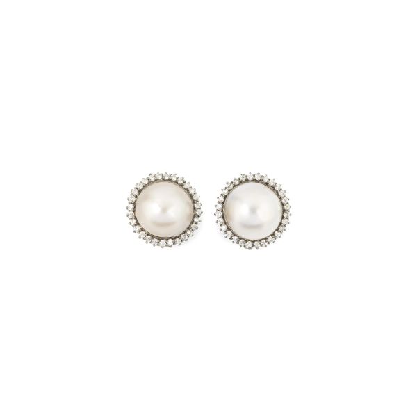 



PAIR OF PEARL AND DIAMOND EARRINGS