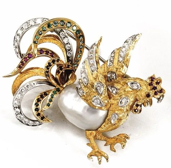 Spilla, Chantecler, in oro giallo, perla barocca, rubini, smeraldi e diamanti