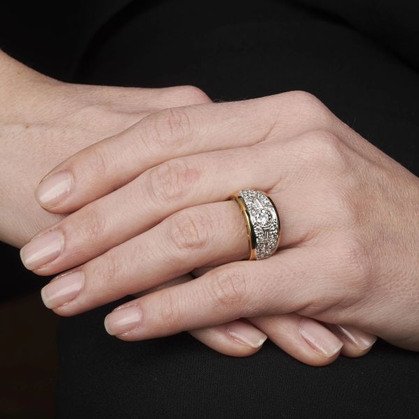 ANELLO A FASCIA CON DIAMANTI