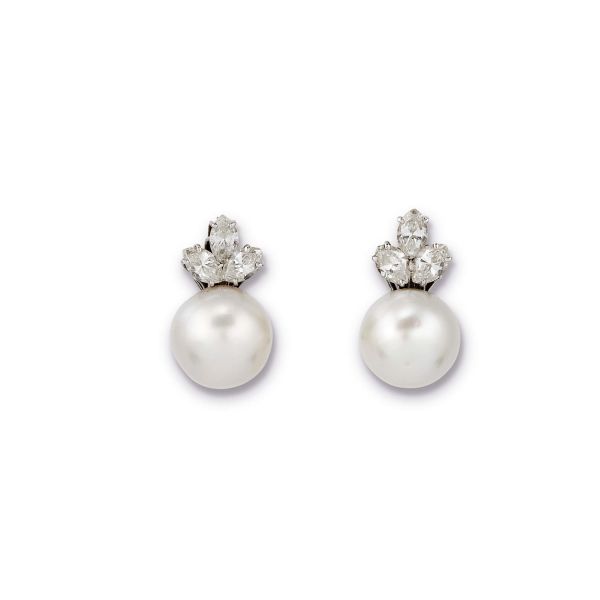 



PAIR OF PEARL AND DIAMOND EARRINGS