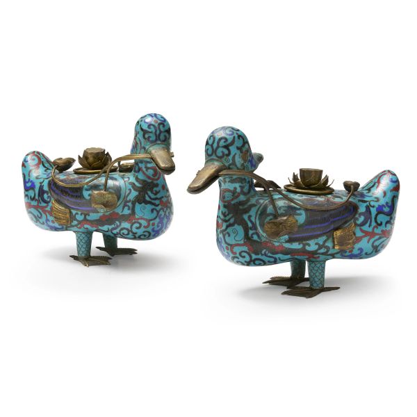 



A PAIR OF CLOISONN&Eacute; ENAMEL DUCK-FORM CANDLESTICKS, CHINA, QING DYNASTY OR LATER
