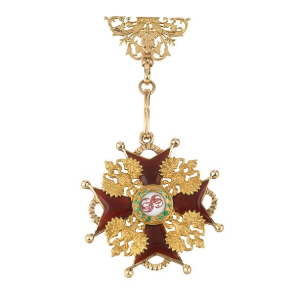 BROOCH WITH A MALTESE CROSS-SHAPED PENDANT IN GOLD