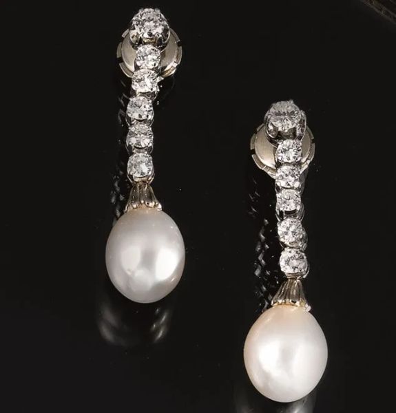 Paio di orecchini pendenti in oro bianco, perle e diamanti