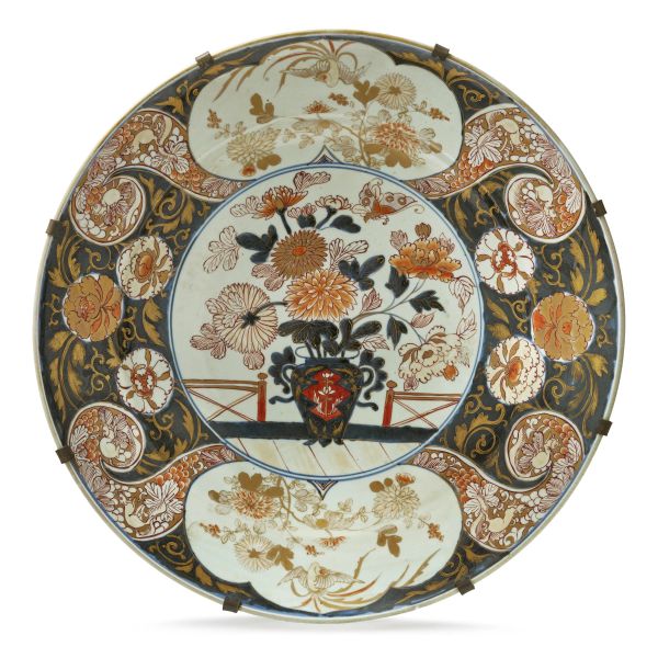



AN IMARI PORCELAIN PLATE, JAPAN, EDO PERIOD, SEC. 18TH CENTURY
