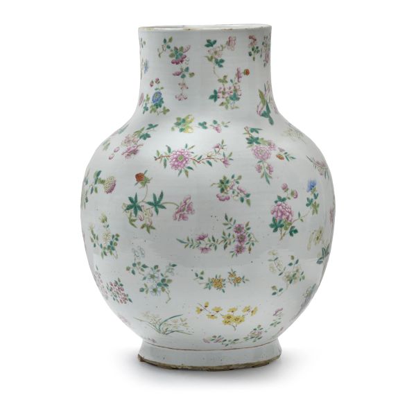 



VASE WITH FLORAL DECORATIONS, CHINA, QING YNASTY, 19TH CENTURY