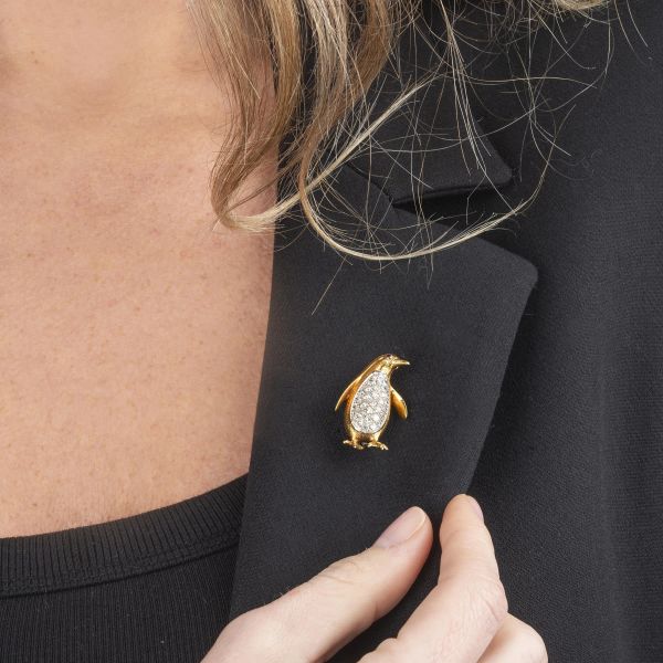 SPILLA A FORMA DI PINGUINO CON DIAMANTI E RUBINI